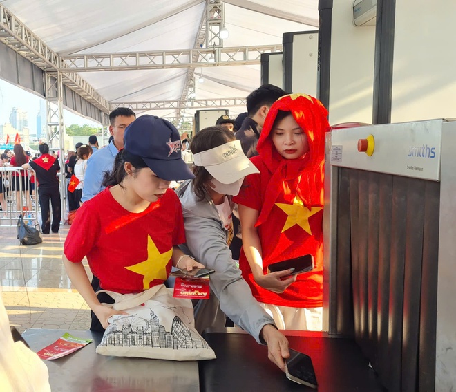 '&Acirc;m vang Tổ quốc': Mỹ Đ&igrave;nh đ&ocirc;ng kh&aacute;n giả từ sớm, nhiều người săn v&eacute; th&agrave;nh c&ocirc;ng- Ảnh 7.