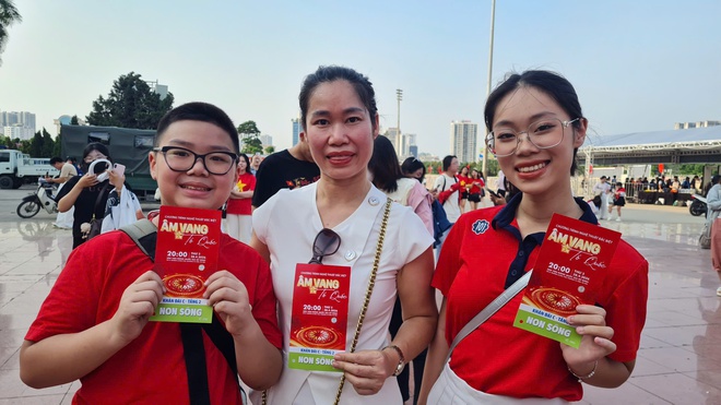 '&Acirc;m vang Tổ quốc': Mỹ Đ&igrave;nh đ&ocirc;ng kh&aacute;n giả từ sớm, nhiều người săn v&eacute; th&agrave;nh c&ocirc;ng- Ảnh 3.