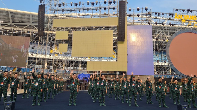 '&Acirc;m vang Tổ quốc': Mỹ Đ&igrave;nh đ&ocirc;ng kh&aacute;n giả từ sớm, nhiều người săn v&eacute; th&agrave;nh c&ocirc;ng- Ảnh 12.