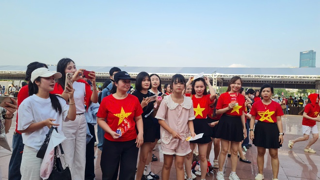 '&Acirc;m vang Tổ quốc': Mỹ Đ&igrave;nh đ&ocirc;ng kh&aacute;n giả từ sớm, nhiều người săn v&eacute; th&agrave;nh c&ocirc;ng- Ảnh 9.