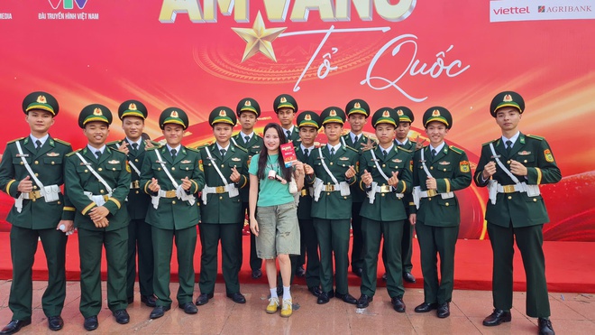 '&Acirc;m vang Tổ quốc': Mỹ Đ&igrave;nh đ&ocirc;ng kh&aacute;n giả từ sớm, nhiều người săn v&eacute; th&agrave;nh c&ocirc;ng- Ảnh 17.