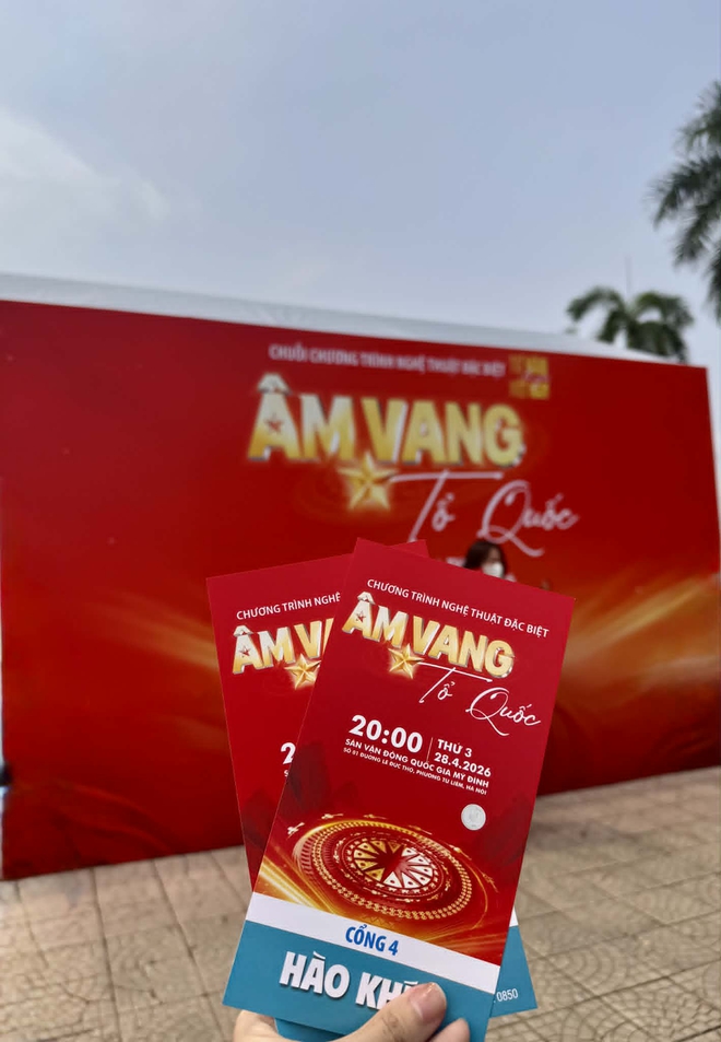 '&Acirc;m vang Tổ quốc': Mỹ Đ&igrave;nh đ&ocirc;ng kh&aacute;n giả từ sớm, nhiều người săn v&eacute; th&agrave;nh c&ocirc;ng- Ảnh 10.