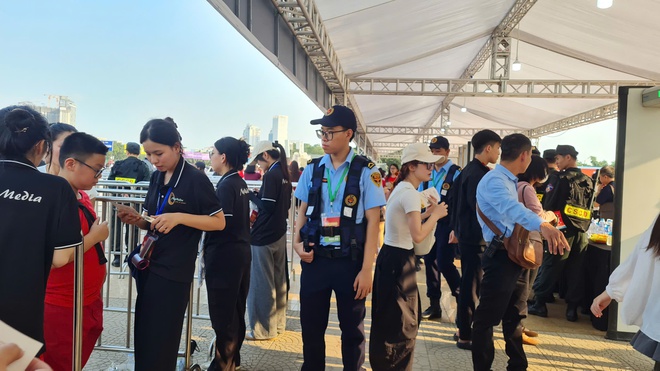 '&Acirc;m vang Tổ quốc': Mỹ Đ&igrave;nh đ&ocirc;ng kh&aacute;n giả từ sớm, nhiều người săn v&eacute; th&agrave;nh c&ocirc;ng- Ảnh 8.