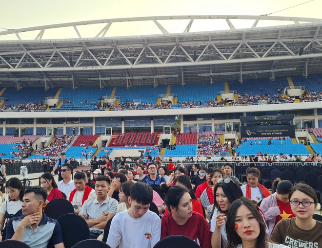 '&Acirc;m vang Tổ quốc': Mỹ Đ&igrave;nh đ&ocirc;ng kh&aacute;n giả từ sớm, nhiều người săn v&eacute; th&agrave;nh c&ocirc;ng- Ảnh 11.