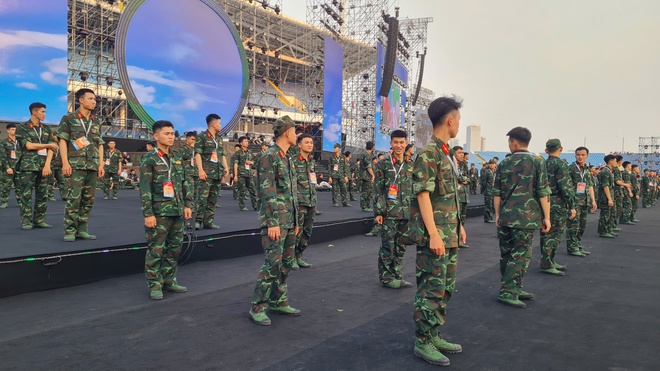 '&Acirc;m vang Tổ quốc': Mỹ Đ&igrave;nh đ&ocirc;ng kh&aacute;n giả từ sớm, nhiều người săn v&eacute; th&agrave;nh c&ocirc;ng- Ảnh 14.