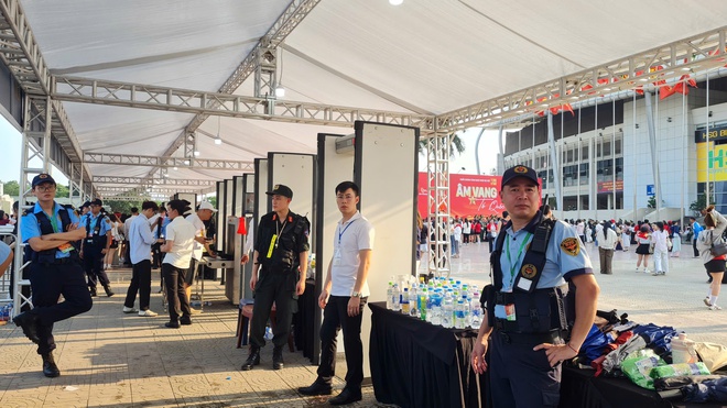 '&Acirc;m vang Tổ quốc': Mỹ Đ&igrave;nh đ&ocirc;ng kh&aacute;n giả từ sớm, nhiều người săn v&eacute; th&agrave;nh c&ocirc;ng- Ảnh 6.