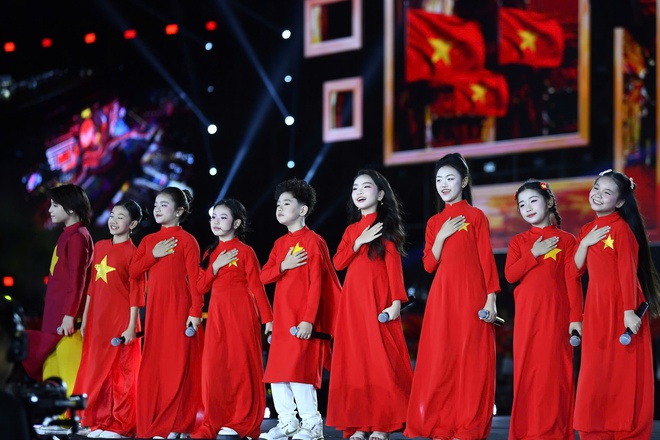 40.000 kh&aacute;n giả h&ograve;a nhịp y&ecirc;u nước c&ugrave;ng &lsquo;&Acirc;m vang Tổ quốc&rsquo;- Ảnh 10.