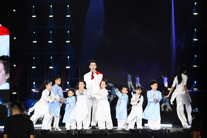 40.000 kh&aacute;n giả h&ograve;a nhịp y&ecirc;u nước c&ugrave;ng &lsquo;&Acirc;m vang Tổ quốc&rsquo;- Ảnh 9.