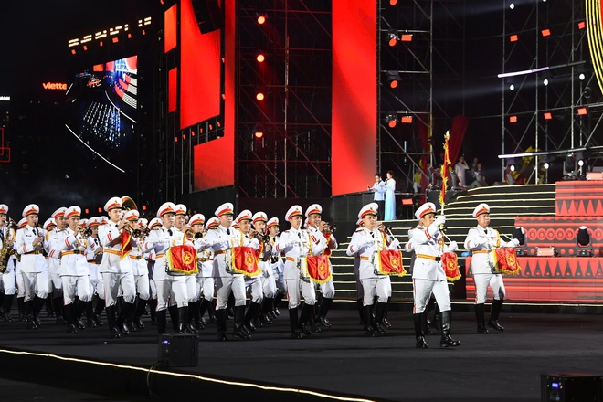 40.000 kh&aacute;n giả h&ograve;a nhịp y&ecirc;u nước c&ugrave;ng &lsquo;&Acirc;m vang Tổ quốc&rsquo;- Ảnh 13.