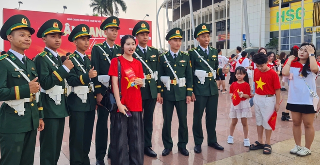 '&Acirc;m vang Tổ quốc': Mỹ Đ&igrave;nh đ&ocirc;ng kh&aacute;n giả từ sớm, nhiều người săn v&eacute; th&agrave;nh c&ocirc;ng- Ảnh 16.