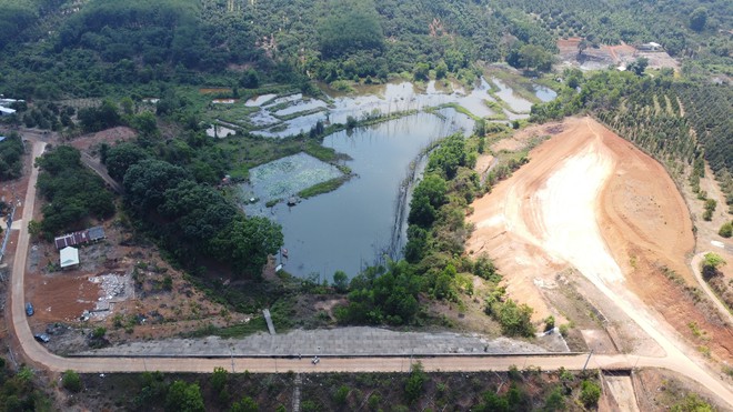 Sống cạnh hồ chứa, người d&acirc;n vẫn thiếu nước- Ảnh 1.