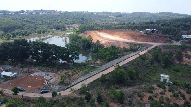 Sống cạnh hồ chứa, người d&acirc;n vẫn thiếu nước- Ảnh 2.