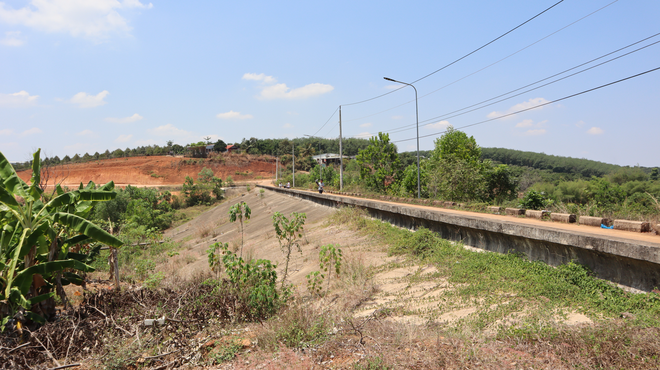 Sống cạnh hồ chứa, người d&acirc;n vẫn thiếu nước- Ảnh 3.