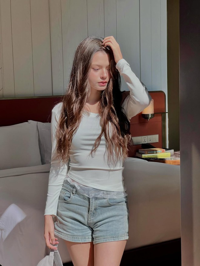 Từ đi chơi đến du lịch: Một chiếc quần shorts denim, nhiều cách diện- Ảnh 2.