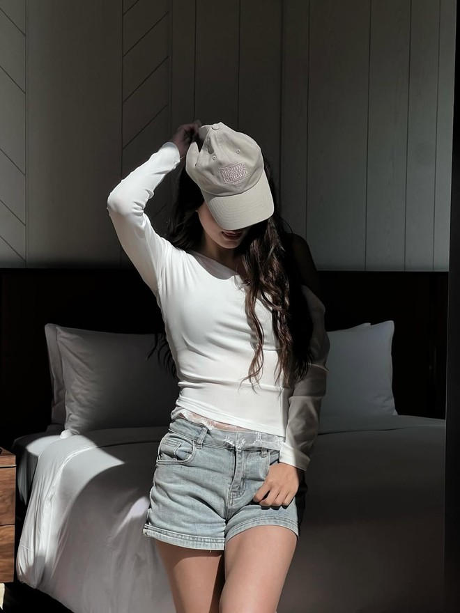 Từ đi chơi đến du lịch: Một chiếc quần shorts denim, nhiều cách diện- Ảnh 1.