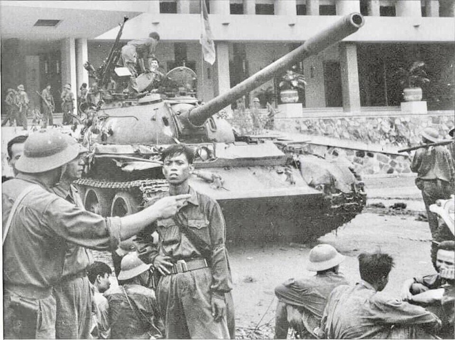 Gặp người l&iacute;nh v&agrave;o Dinh Độc Lập khi &aacute;o c&ograve;n thấm m&aacute;u - Ảnh 7.