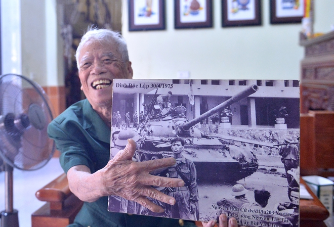 Gặp người l&iacute;nh v&agrave;o Dinh Độc Lập khi &aacute;o c&ograve;n thấm m&aacute;u - Ảnh 6.