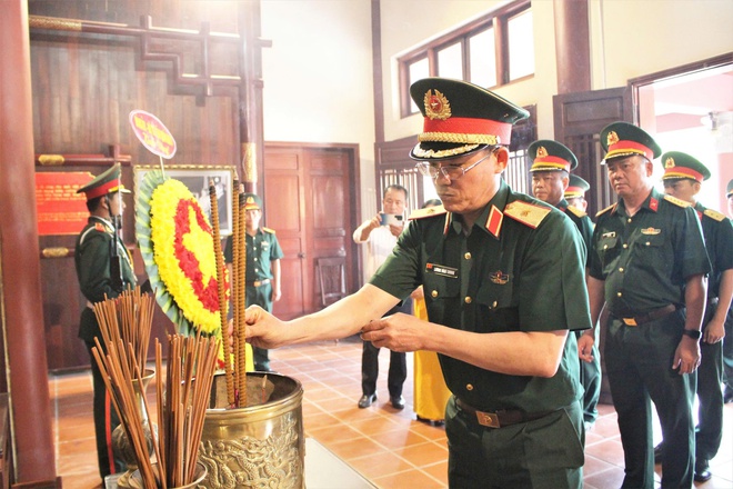 Qu&acirc;n khu 5 d&acirc;ng hương tại c&aacute;c 'địa chỉ đỏ' ở Quảng Ng&atilde;i- Ảnh 3.
