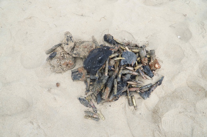 Ph&aacute;t hiện nhiều đạn ph&aacute;o, s&uacute;ng ống khi trục vớt x&aacute;c xe tăng ở biển Quy Nhơn- Ảnh 10.