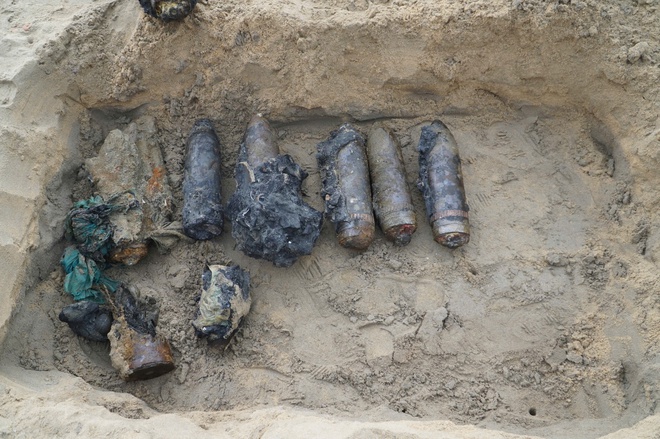 Ph&aacute;t hiện nhiều đạn ph&aacute;o, s&uacute;ng ống khi trục vớt x&aacute;c xe tăng ở biển Quy Nhơn- Ảnh 12.