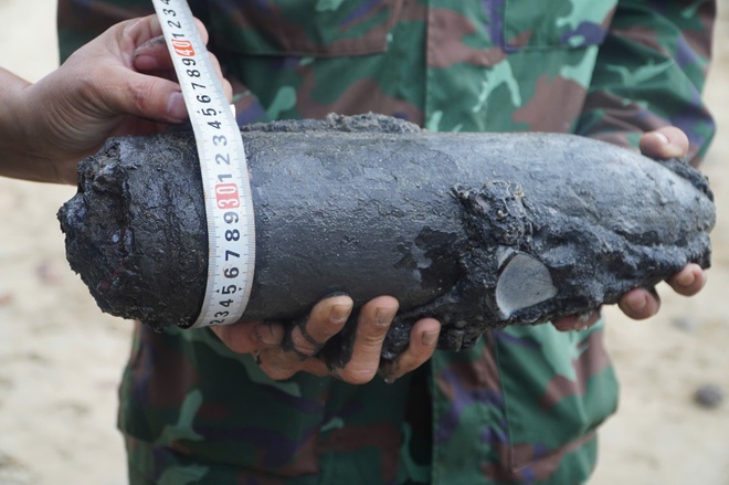 Ph&aacute;t hiện nhiều đạn ph&aacute;o, s&uacute;ng ống khi trục vớt x&aacute;c xe tăng ở biển Quy Nhơn- Ảnh 6.