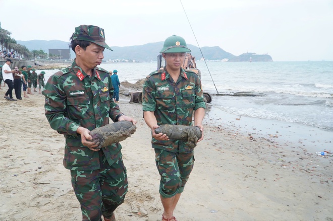 Ph&aacute;t hiện nhiều đạn ph&aacute;o, s&uacute;ng ống khi trục vớt x&aacute;c xe tăng ở biển Quy Nhơn- Ảnh 9.