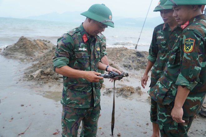 Ph&aacute;t hiện nhiều đạn ph&aacute;o, s&uacute;ng ống khi trục vớt x&aacute;c xe tăng ở biển Quy Nhơn- Ảnh 5.