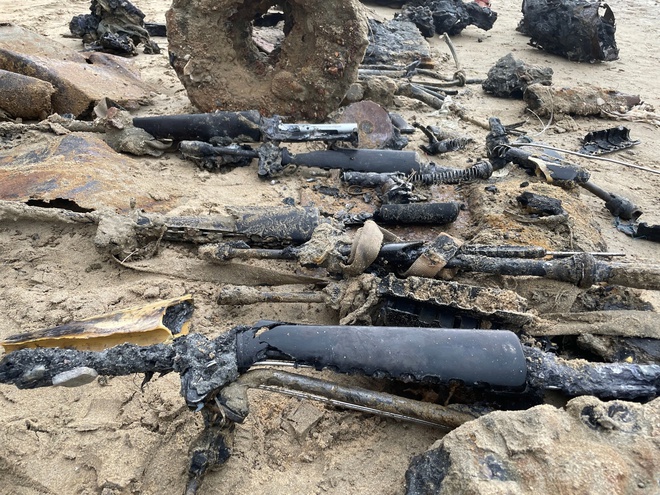 Ph&aacute;t hiện nhiều đạn ph&aacute;o, s&uacute;ng ống khi trục vớt x&aacute;c xe tăng ở biển Quy Nhơn- Ảnh 7.