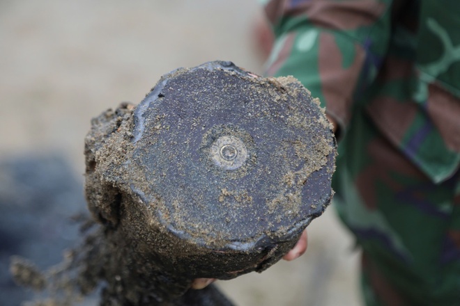 Phát hiện nhiều mẩu xương khi trục vớt xác xe tăng tại bãi biển Quy Nhơn- Ảnh 3.