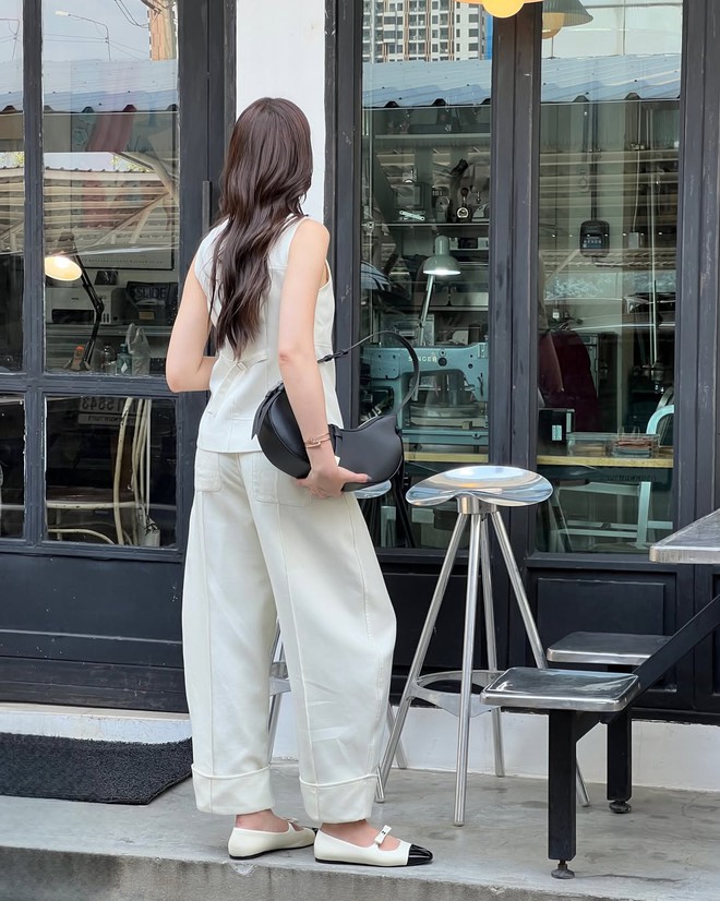 Gợi ý phối đồ với quần trắng đa kiểu dáng để nàng thêm nổi bật- Ảnh 5. Gợi ý phối đồ với quần trắng đa kiểu dáng để nàng thêm nổi bật- Ảnh 5.