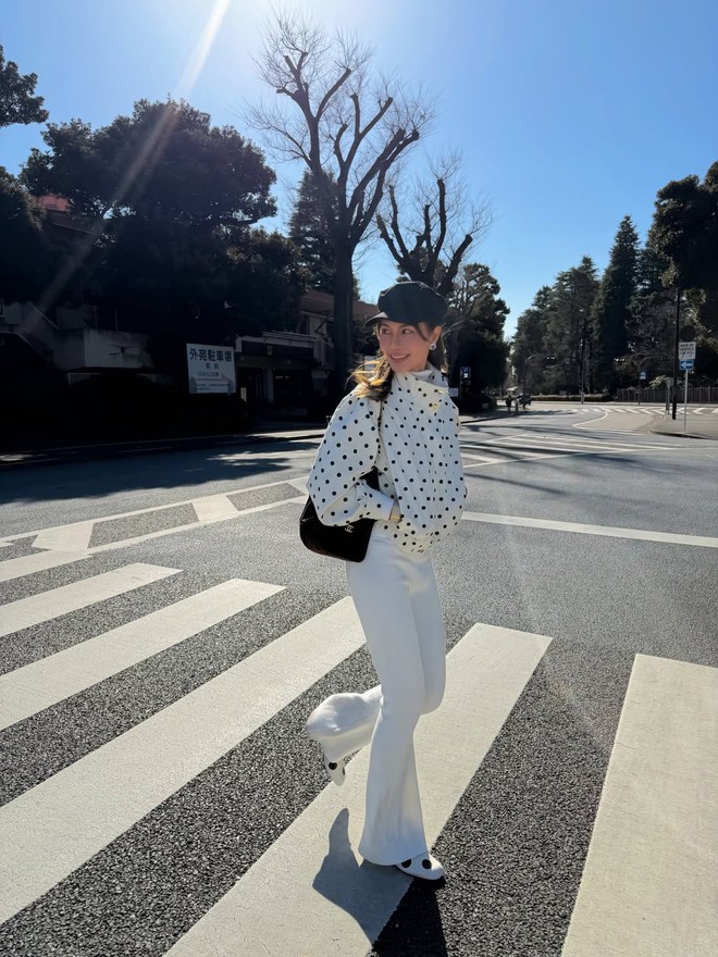 Gợi ý phối đồ với quần trắng đa kiểu dáng để nàng thêm nổi bật- Ảnh 2. Gợi ý phối đồ với quần trắng đa kiểu dáng để nàng thêm nổi bật- Ảnh 2.