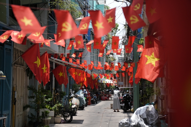 TP.HCM rực rỡ cờ đỏ sao v&agrave;ng ng&agrave;y 30.4: Niềm tự h&agrave;o ngập tr&agrave;n - Ảnh 12.
