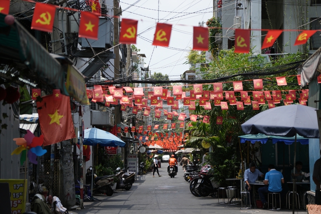 TP.HCM rực rỡ cờ đỏ sao v&agrave;ng ng&agrave;y 30.4: Niềm tự h&agrave;o ngập tr&agrave;n - Ảnh 11.