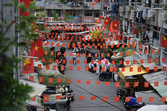 TP.HCM rực rỡ cờ đỏ sao v&agrave;ng ng&agrave;y 30.4: Niềm tự h&agrave;o ngập tr&agrave;n - Ảnh 21.