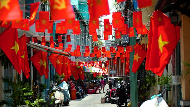 TP.HCM rực rỡ cờ đỏ sao v&agrave;ng ng&agrave;y 30.4: Niềm tự h&agrave;o ngập tr&agrave;n - Ảnh 9.