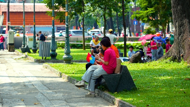 TP.HCM rực rỡ cờ đỏ sao v&agrave;ng ng&agrave;y 30.4: Niềm tự h&agrave;o ngập tr&agrave;n - Ảnh 15.