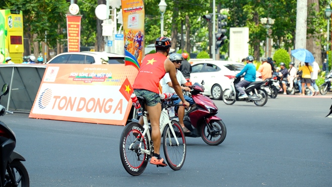 TP.HCM rực rỡ cờ đỏ sao v&agrave;ng ng&agrave;y 30.4: Niềm tự h&agrave;o ngập tr&agrave;n - Ảnh 17.