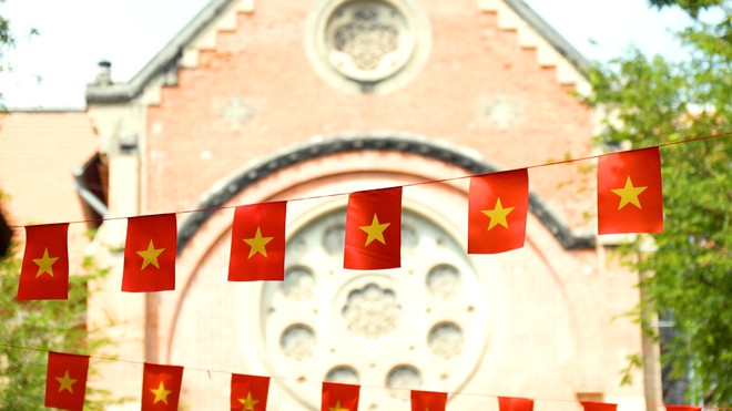 TP.HCM rực rỡ cờ đỏ sao v&agrave;ng ng&agrave;y 30.4: Niềm tự h&agrave;o ngập tr&agrave;n - Ảnh 4.