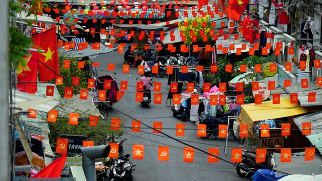 TP.HCM rực rỡ cờ đỏ sao v&agrave;ng ng&agrave;y 30.4: Niềm tự h&agrave;o ngập tr&agrave;n - Ảnh 20.