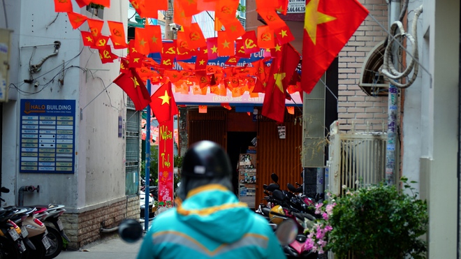 TP.HCM rực rỡ cờ đỏ sao v&agrave;ng ng&agrave;y 30.4: Niềm tự h&agrave;o ngập tr&agrave;n - Ảnh 8.