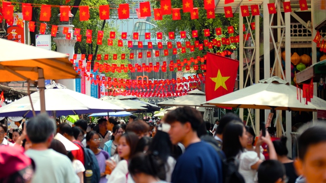 TP.HCM rực rỡ cờ đỏ sao v&agrave;ng ng&agrave;y 30.4: Niềm tự h&agrave;o ngập tr&agrave;n - Ảnh 3.