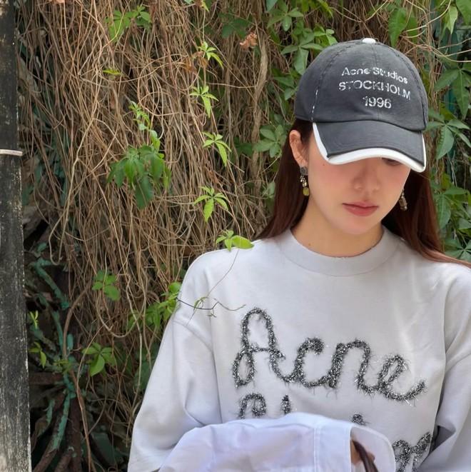 Ngày hè rực nắng không thể thiếu mũ lưỡi trai thời thượng- Ảnh 5.