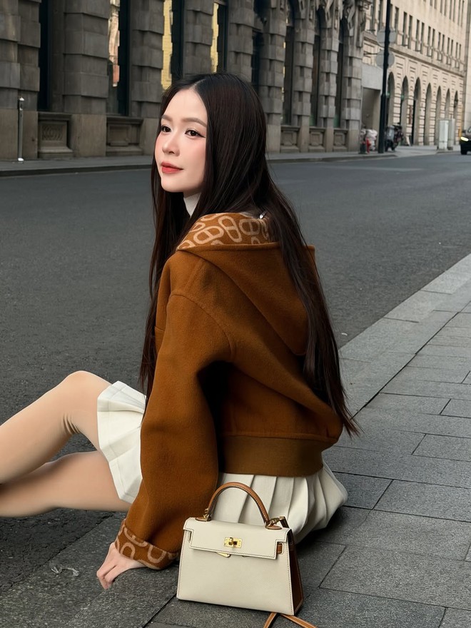 Diện chân váy xếp ly để nàng luôn cuốn hút mỗi ngày- Ảnh 2.