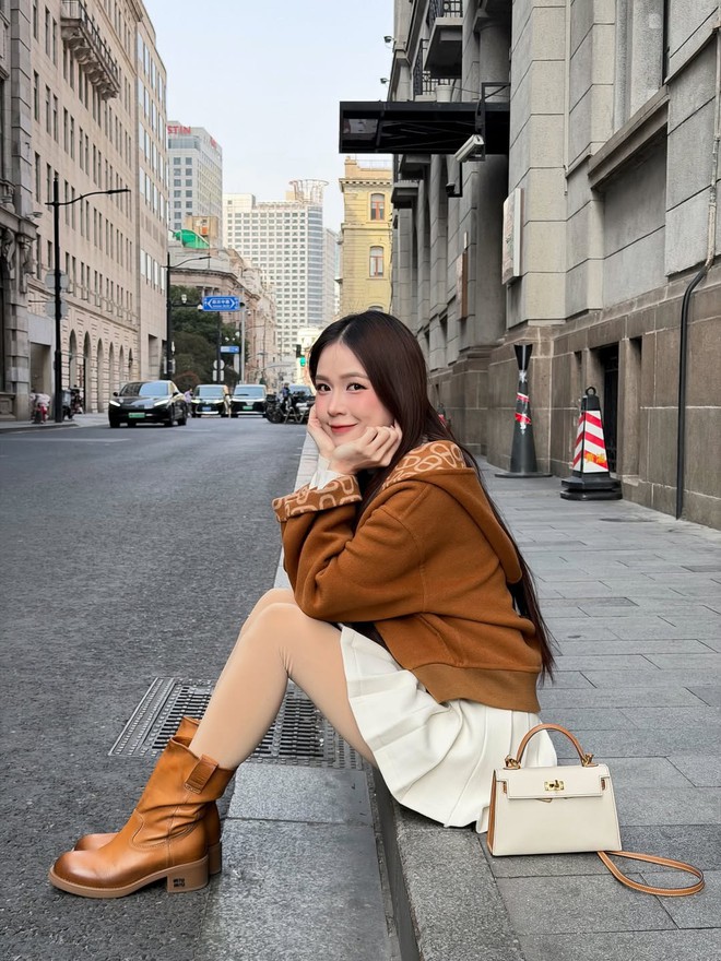 Diện chân váy xếp ly để nàng luôn cuốn hút mỗi ngày- Ảnh 1.