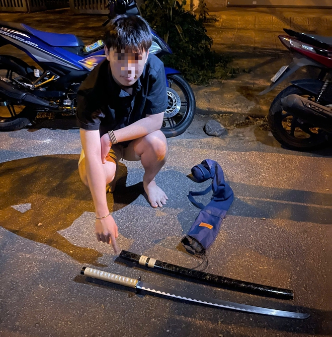 Lực lượng 911 Công an Đà Nẵng bắt giữ nhiều thanh thiếu niên náo loạn đường phố - Ảnh 4.