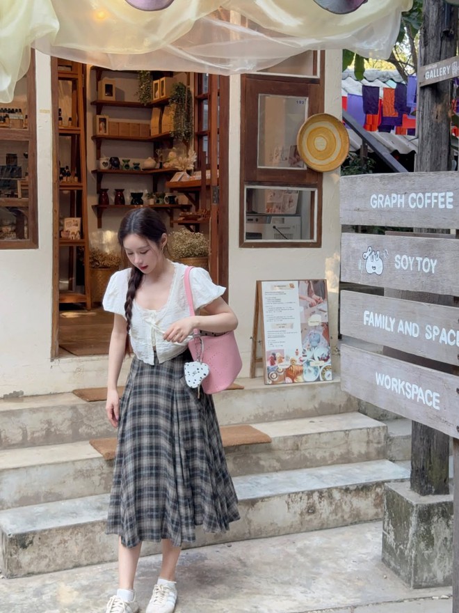 Diện chân váy xếp ly để nàng luôn cuốn hút mỗi ngày- Ảnh 9.