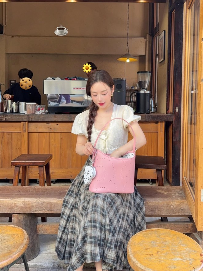 Diện chân váy xếp ly để nàng luôn cuốn hút mỗi ngày- Ảnh 8.