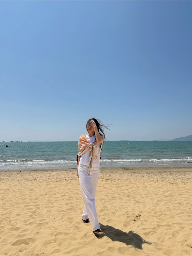 Bỏ qua bikini, nàng vẫn tỏa sáng với loạt trang phục đi biển cuốn hút - Ảnh 11.