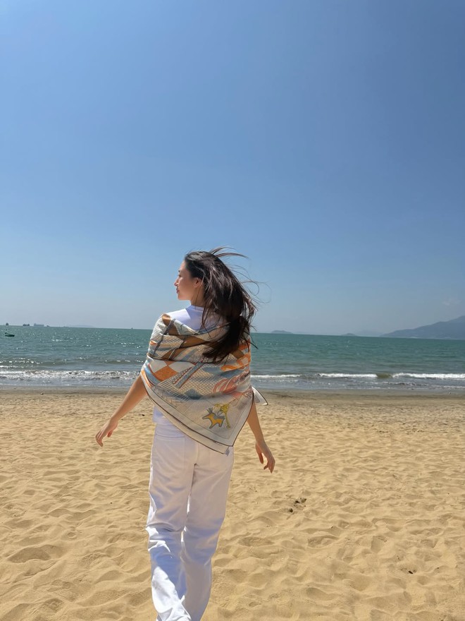 Bỏ qua bikini, nàng vẫn tỏa sáng với loạt trang phục đi biển cuốn hút - Ảnh 12.