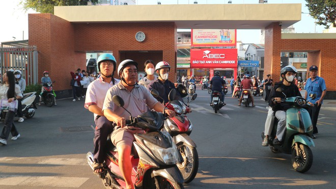 Chở con đi thi đánh giá năng lực từ tờ mờ sáng - Ảnh 4.